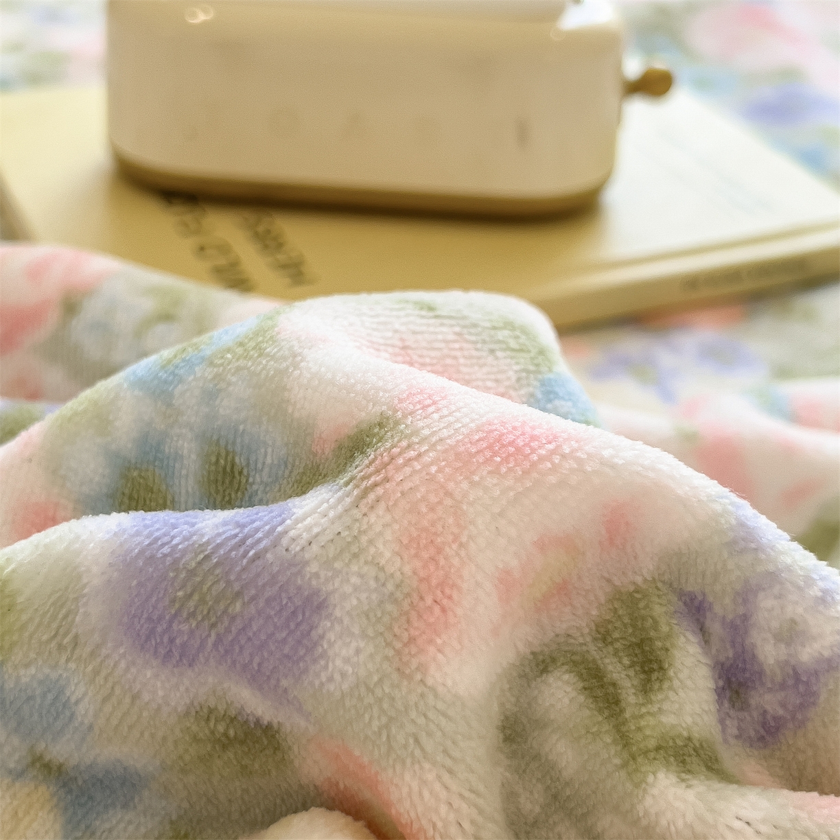 91家纺网 家纺一手货源 找家纺 布凡家居 2026新款190g高克重牛奶绒印花四件套 枕花眠