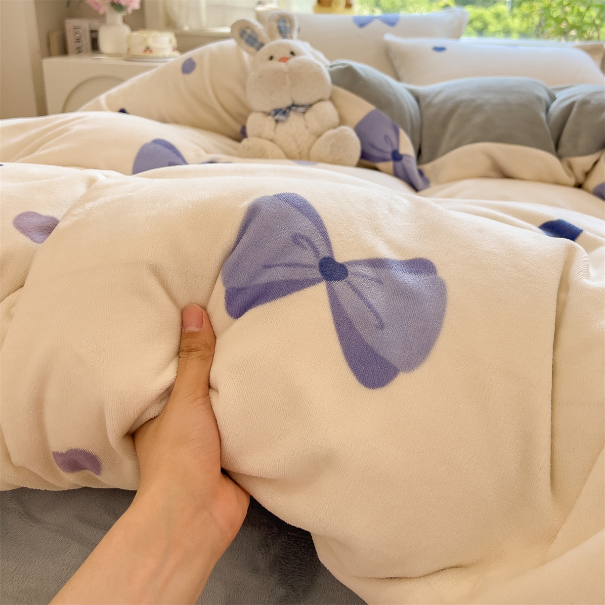 91家纺网 家纺一手货源 找家纺 布凡家居 2026新款190g高克重牛奶绒印花四件套 紫蝶幸运曲