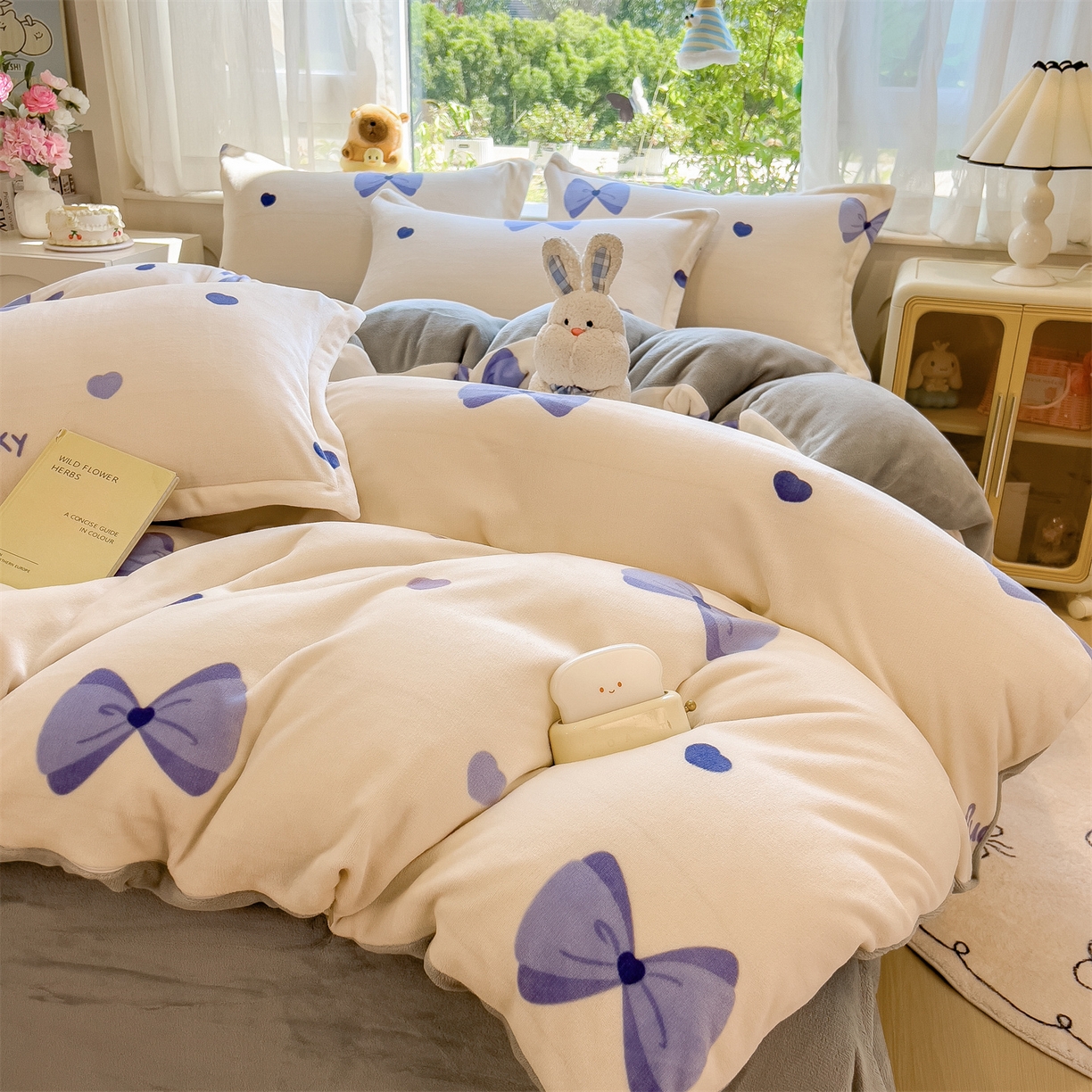 91家纺网 家纺一手货源 找家纺 布凡家居 2026新款190g高克重牛奶绒印花四件套 紫蝶幸运曲