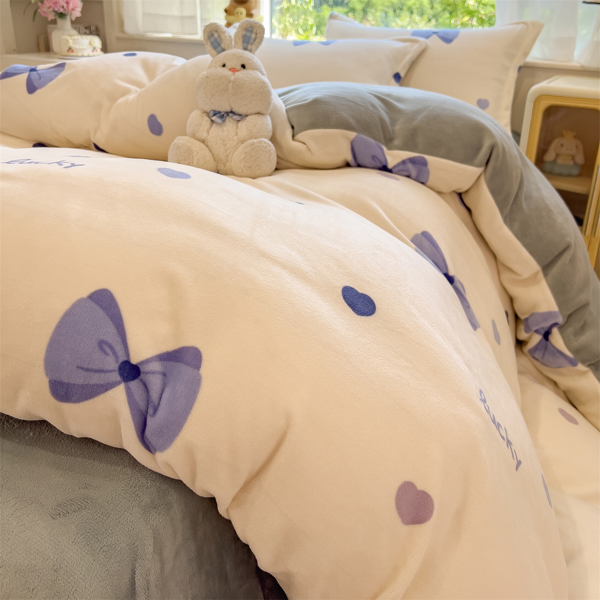 91家纺网 家纺一手货源 找家纺 布凡家居 2026新款190g高克重牛奶绒印花四件套 紫蝶幸运曲