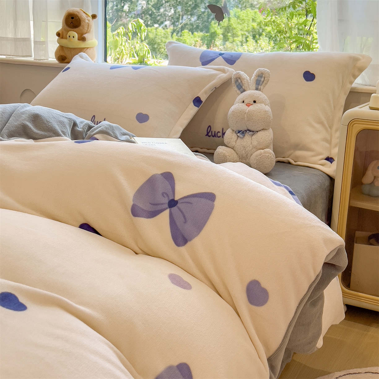 91家纺网 家纺一手货源 找家纺 布凡家居 2026新款190g高克重牛奶绒印花四件套 紫蝶幸运曲