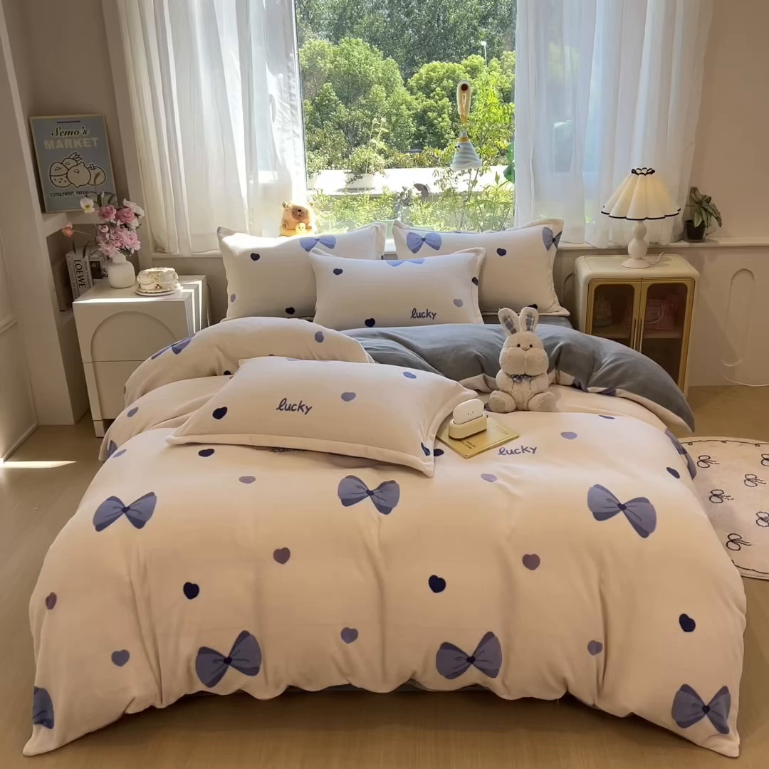 91家纺网 家纺一手货源 找家纺 布凡家居 2026新款190g高克重牛奶绒印花四件套 紫蝶幸运曲