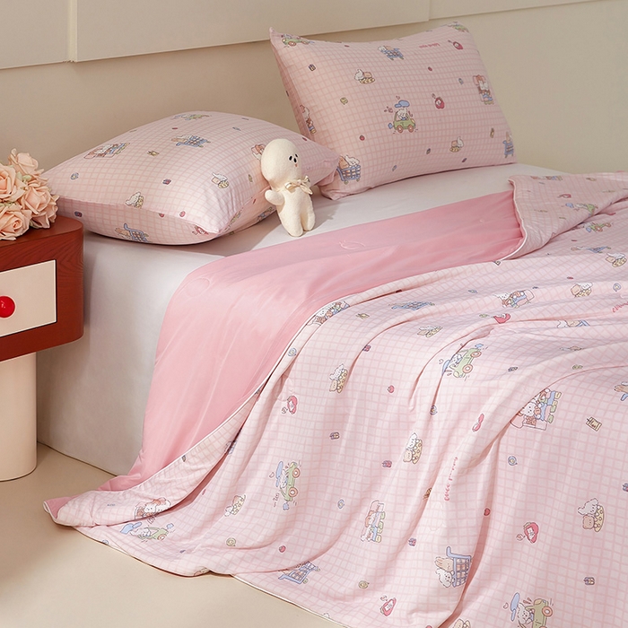 91家纺网 家纺一手货源 找家纺 梦恬佳 2026新款冰淇淋印花凉感丝夏凉被小冰被 小汽车-粉