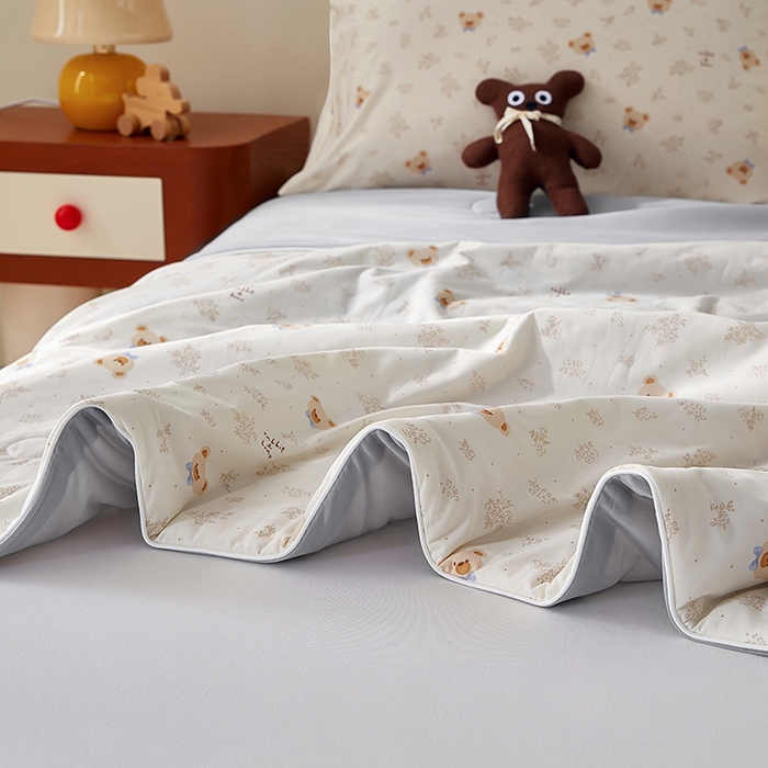 91家纺网 家纺一手货源 找家纺 梦恬佳 2026新款冰淇淋印花凉感丝夏凉被小冰被 绅士小熊