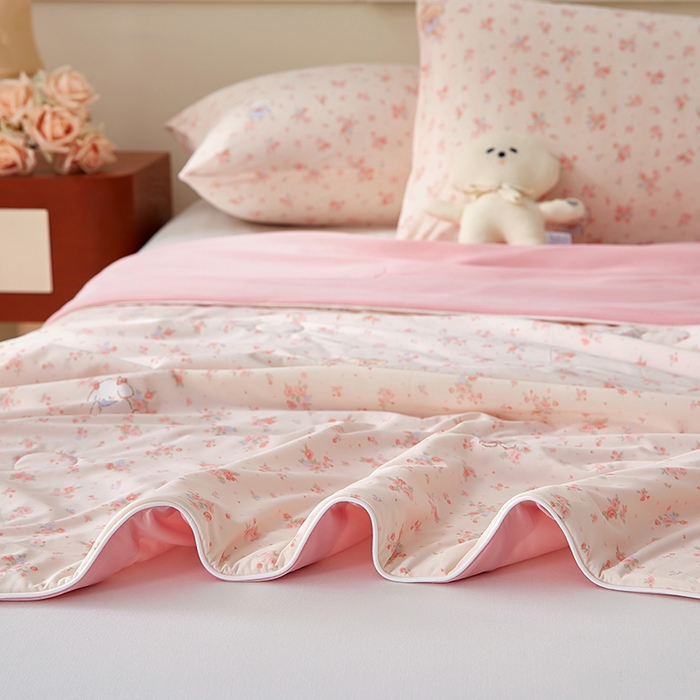 91家纺网 家纺一手货源 找家纺 梦恬佳 2026新款冰淇淋印花凉感丝夏凉被小冰被 花田小熊