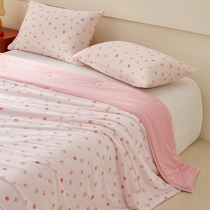 91家纺网 家纺一手货源 找家纺 梦恬佳 2026新款冰淇淋印花凉感丝夏凉被小冰被 多彩草莓