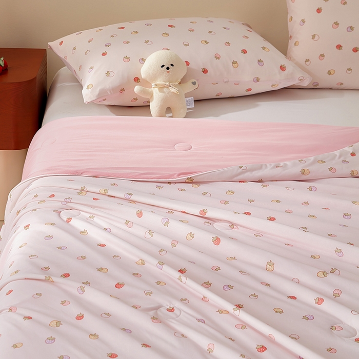 91家纺网 家纺一手货源 找家纺 梦恬佳 2026新款冰淇淋印花凉感丝夏凉被小冰被 多彩草莓