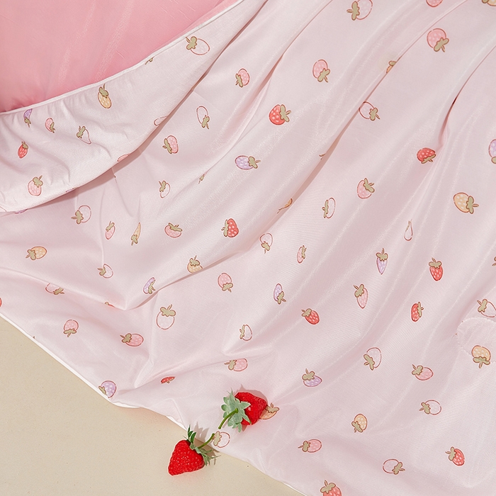 91家纺网 家纺一手货源 找家纺 梦恬佳 2026新款冰淇淋印花凉感丝夏凉被小冰被 多彩草莓