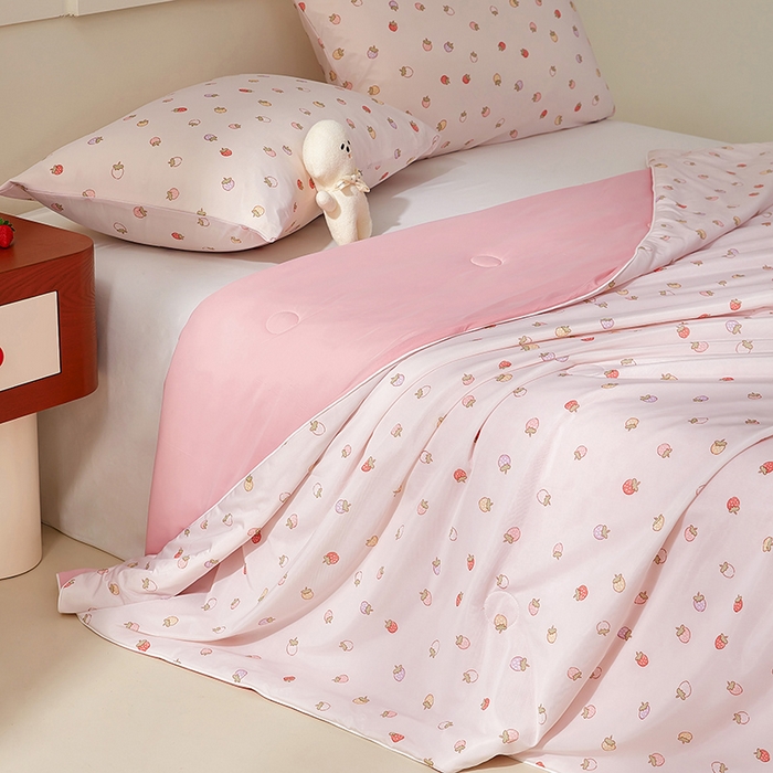 91家纺网 家纺一手货源 找家纺 梦恬佳 2026新款冰淇淋印花凉感丝夏凉被小冰被 多彩草莓