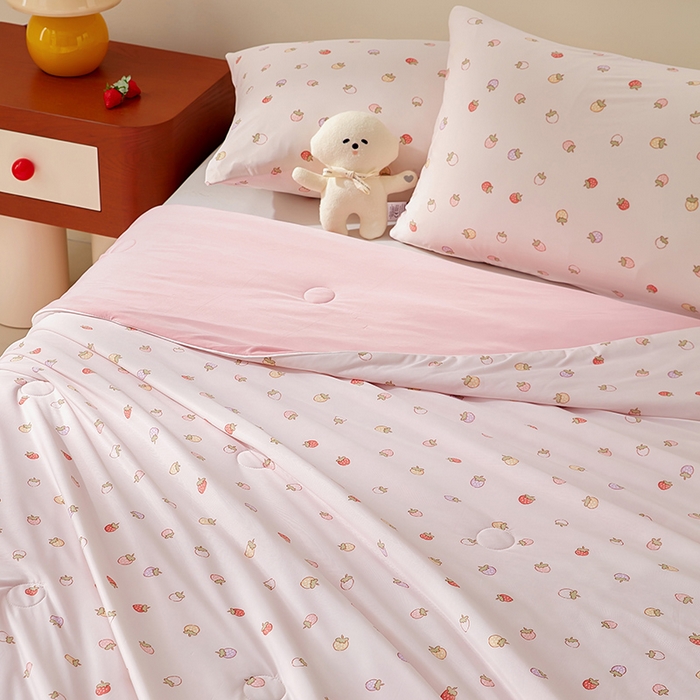 91家纺网 家纺一手货源 找家纺 梦恬佳 2026新款冰淇淋印花凉感丝夏凉被小冰被 多彩草莓