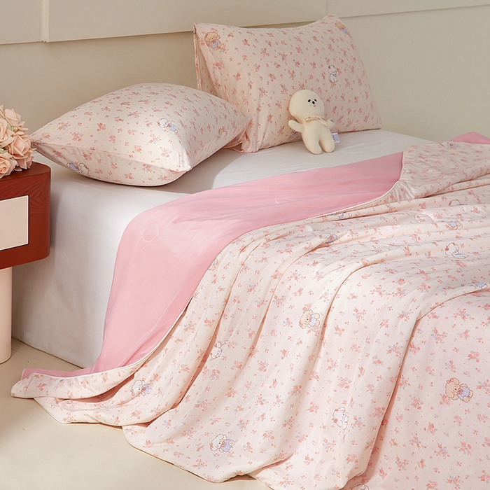 91家纺网 家纺一手货源 找家纺 梦恬佳 2026新款冰淇淋印花凉感丝夏凉被小冰被 花田小熊