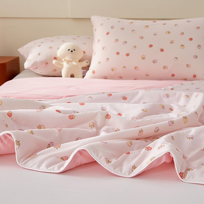 91家纺网 家纺一手货源 找家纺 梦恬佳 2026新款冰淇淋印花凉感丝夏凉被小冰被 多彩草莓