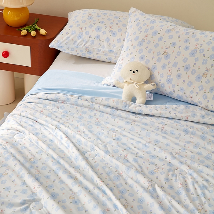 91家纺网 家纺一手货源 找家纺 梦恬佳 2026新款冰淇淋印花凉感丝夏凉被小冰被 花丛小兔