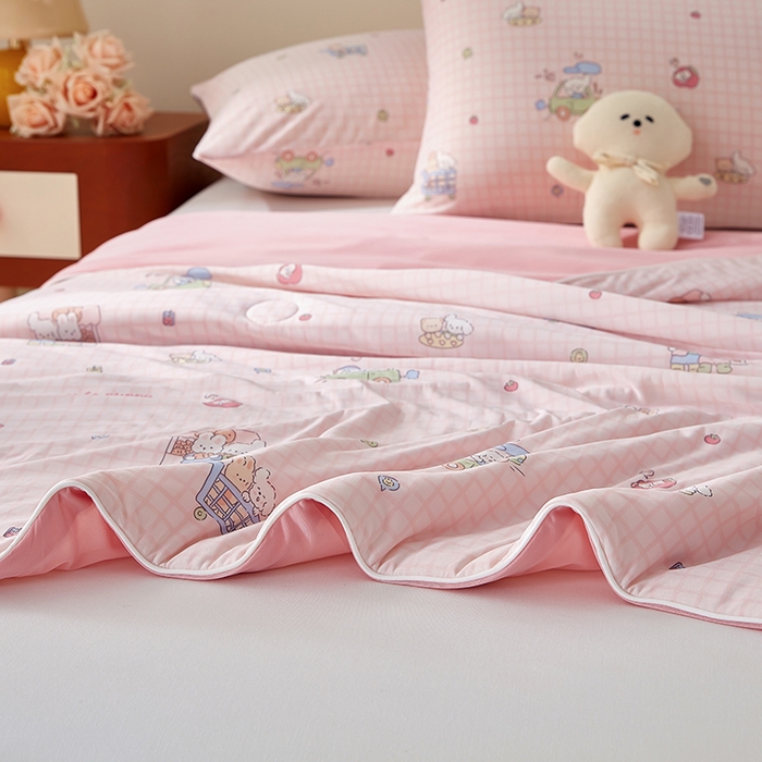 91家纺网 家纺一手货源 找家纺 梦恬佳 2026新款冰淇淋印花凉感丝夏凉被小冰被 小汽车-粉