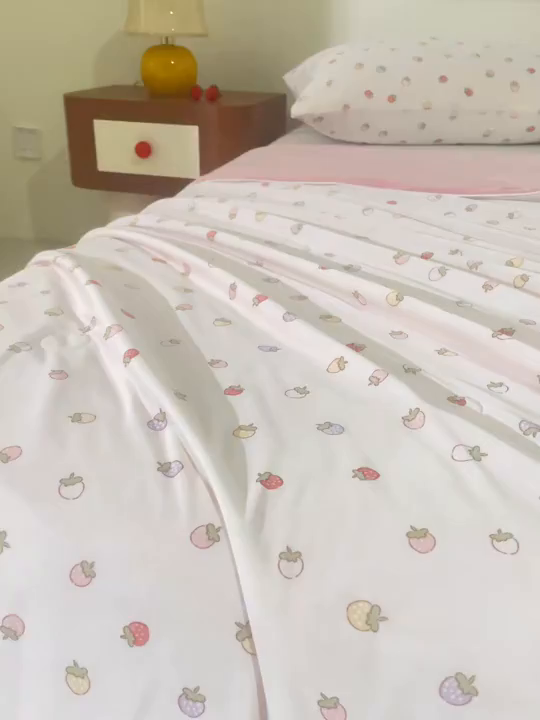 91家纺网 家纺一手货源 找家纺 梦恬佳 2026新款冰淇淋印花凉感丝夏凉被小冰被 多彩草莓