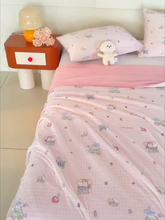 91家纺网 家纺一手货源 找家纺 梦恬佳 2026新款冰淇淋印花凉感丝夏凉被小冰被 小汽车-粉