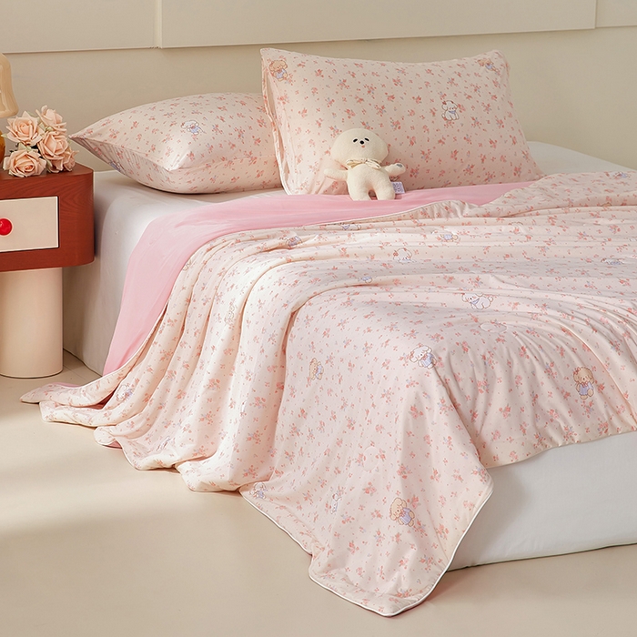 91家纺网 家纺一手货源 找家纺 梦恬佳 2026新款冰淇淋印花凉感丝夏凉被小冰被 花田小熊