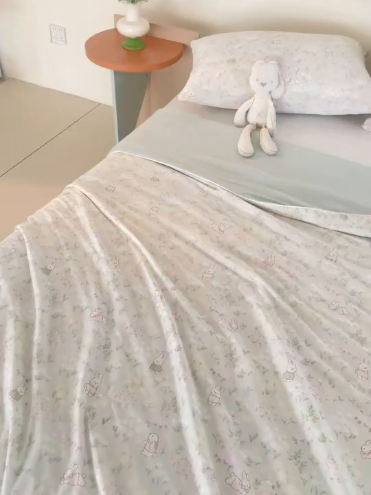 91家纺网 家纺一手货源 找家纺 梦恬佳 2026新款冰淇淋印花凉感丝夏凉被小冰被 墩墩兔