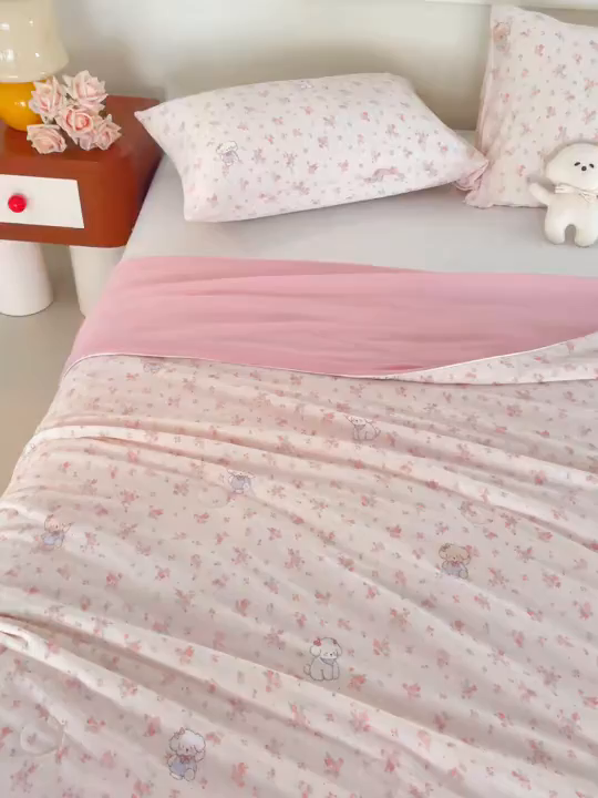 91家纺网 家纺一手货源 找家纺 梦恬佳 2026新款冰淇淋印花凉感丝夏凉被小冰被 花田小熊