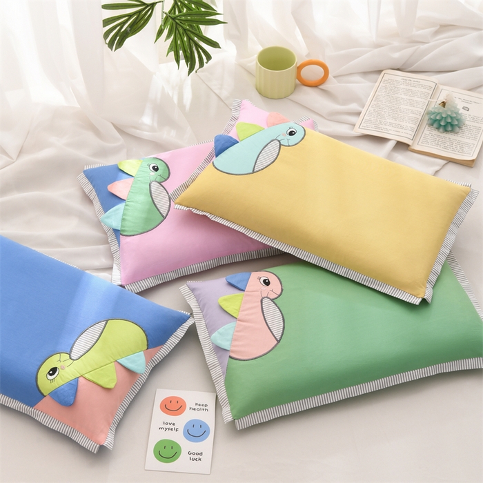 91家纺网 家纺一手货源 找家纺 （总）仁宇枕业 2026新款新品条纹三角恐龙儿童羽丝绒荞麦枕头枕芯