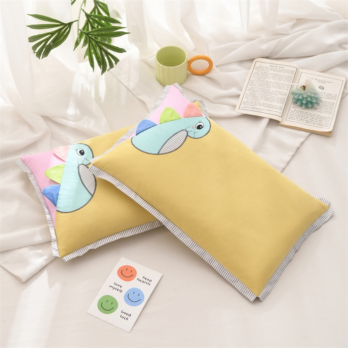 91家纺网 家纺一手货源 找家纺 （总）仁宇枕业 2026新款新品条纹三角恐龙儿童羽丝绒荞麦枕头枕芯