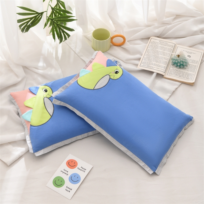 91家纺网 家纺一手货源 找家纺 （总）仁宇枕业 2026新款新品条纹三角恐龙儿童羽丝绒荞麦枕头枕芯