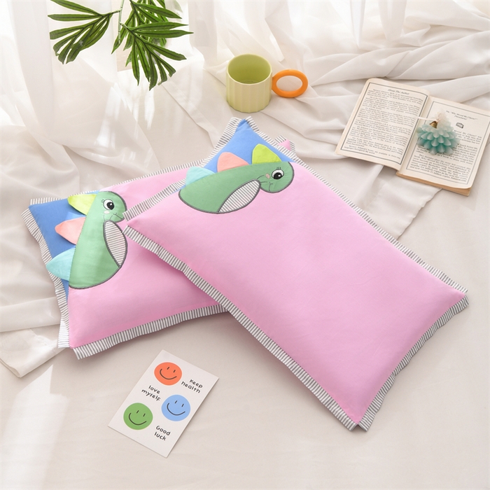 91家纺网 家纺一手货源 找家纺 （总）仁宇枕业 2026新款新品条纹三角恐龙儿童羽丝绒荞麦枕头枕芯