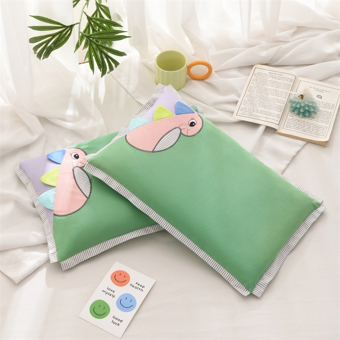 91家纺网 家纺一手货源 找家纺 （总）仁宇枕业 2026新款新品条纹三角恐龙儿童羽丝绒荞麦枕头枕芯