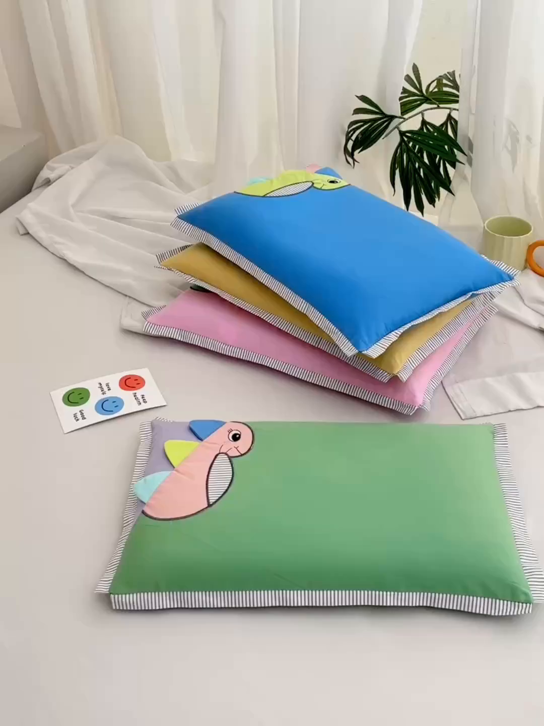 91家纺网 家纺一手货源 找家纺 （总）仁宇枕业 2026新款新品条纹三角恐龙儿童羽丝绒荞麦枕头枕芯