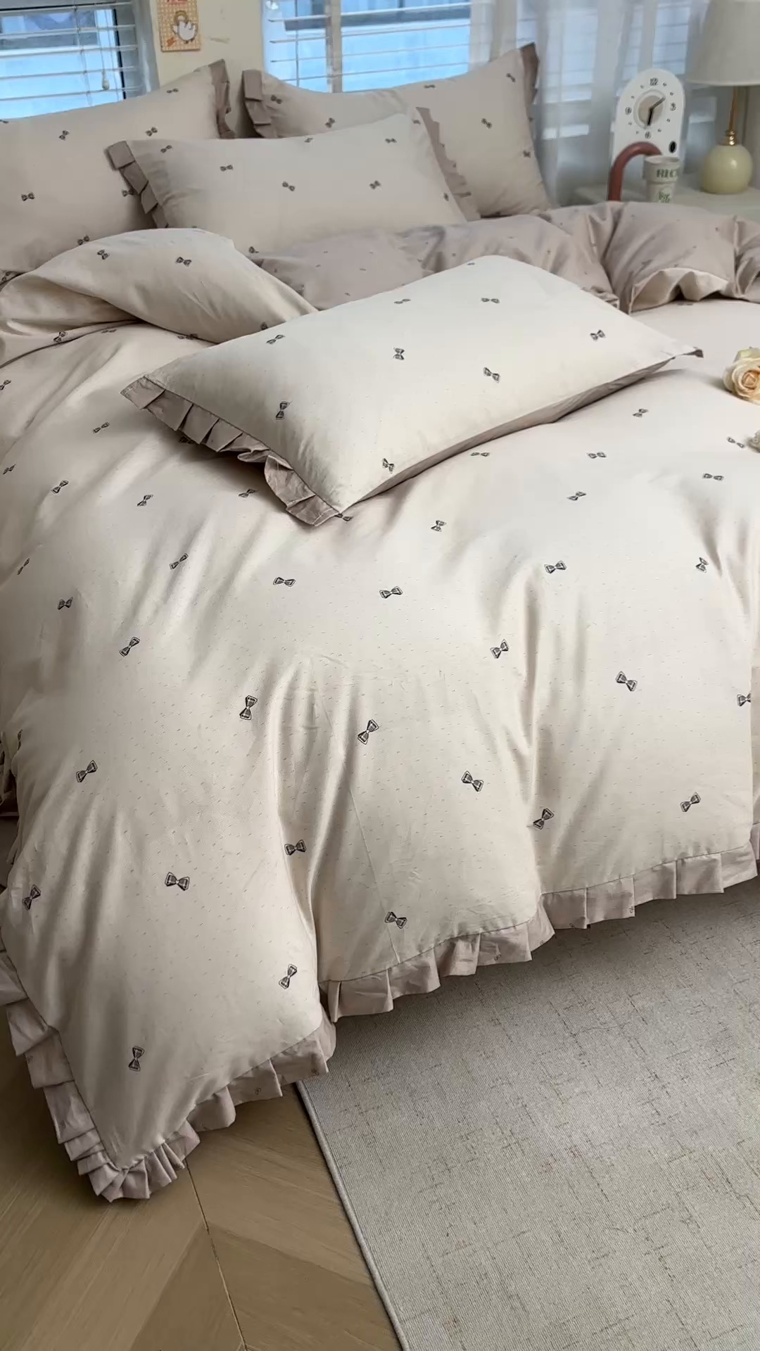 91家纺网 家纺一手货源 找家纺 帛美家纺 2026新款全棉花边款印花四件套 恋爱邮差