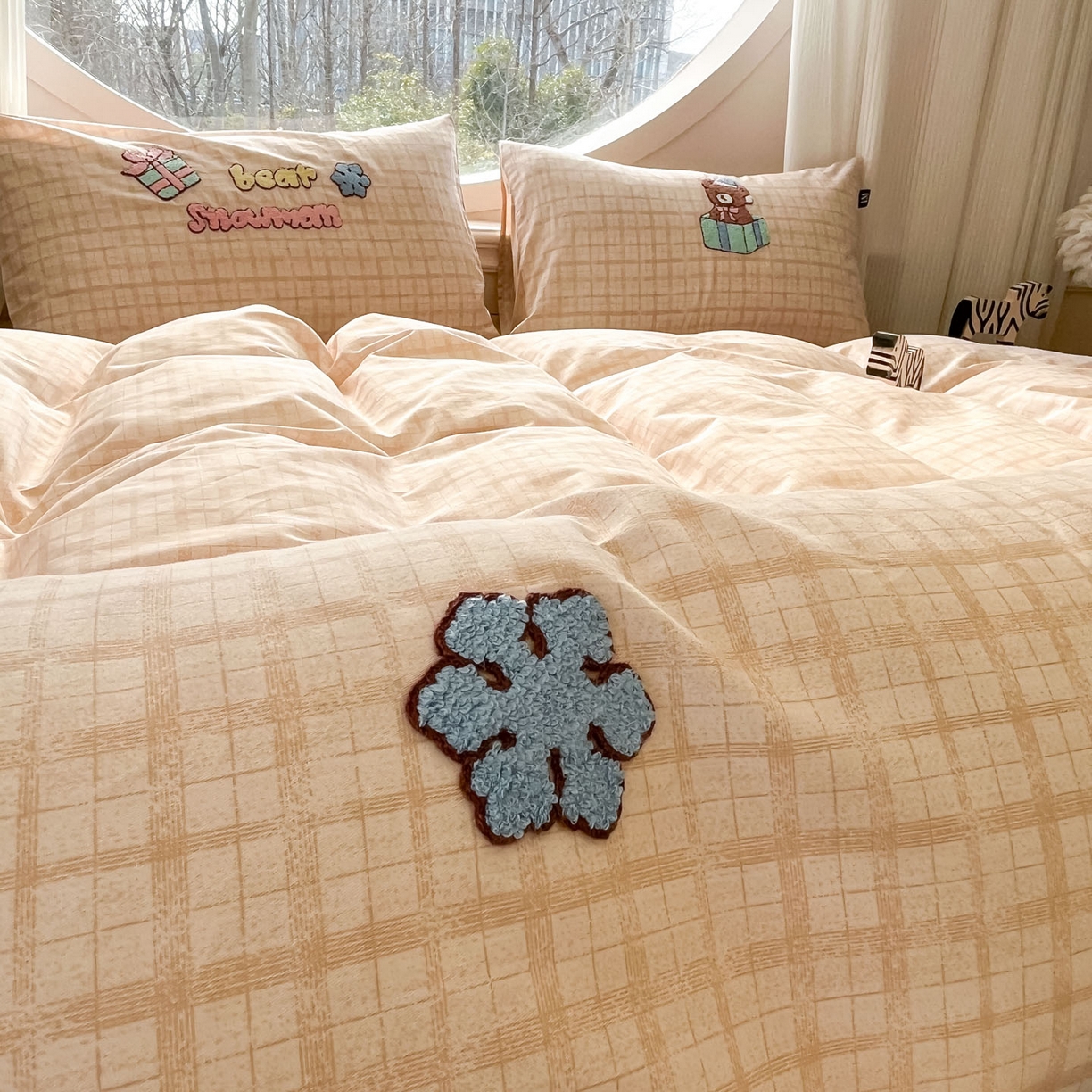 91家纺网 家纺一手货源 找家纺 乐美家纺 2026新款春夏软萌全棉毛巾绣系列四件套 冬日小熊