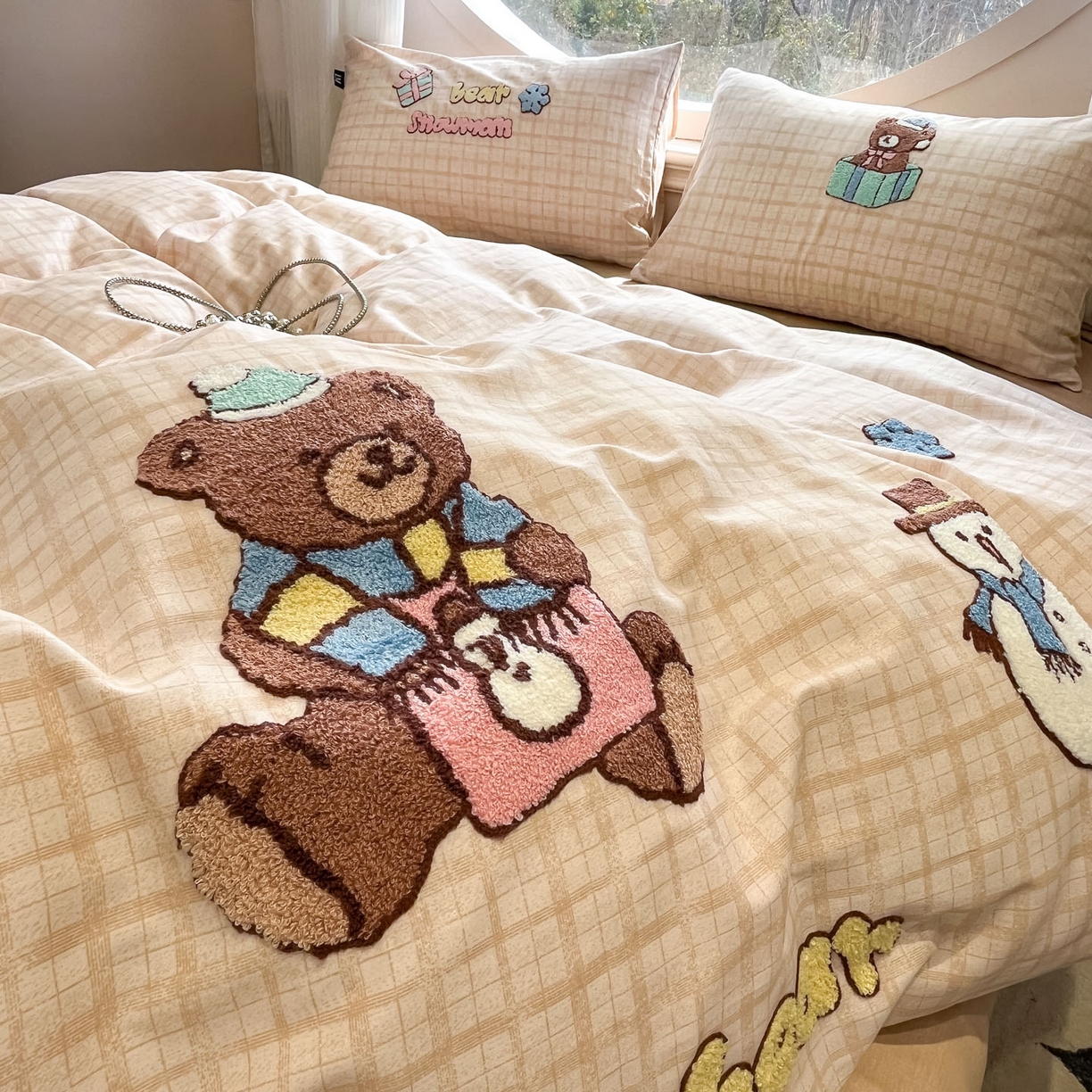 91家纺网 家纺一手货源 找家纺 乐美家纺 2026新款春夏软萌全棉毛巾绣系列四件套 冬日小熊