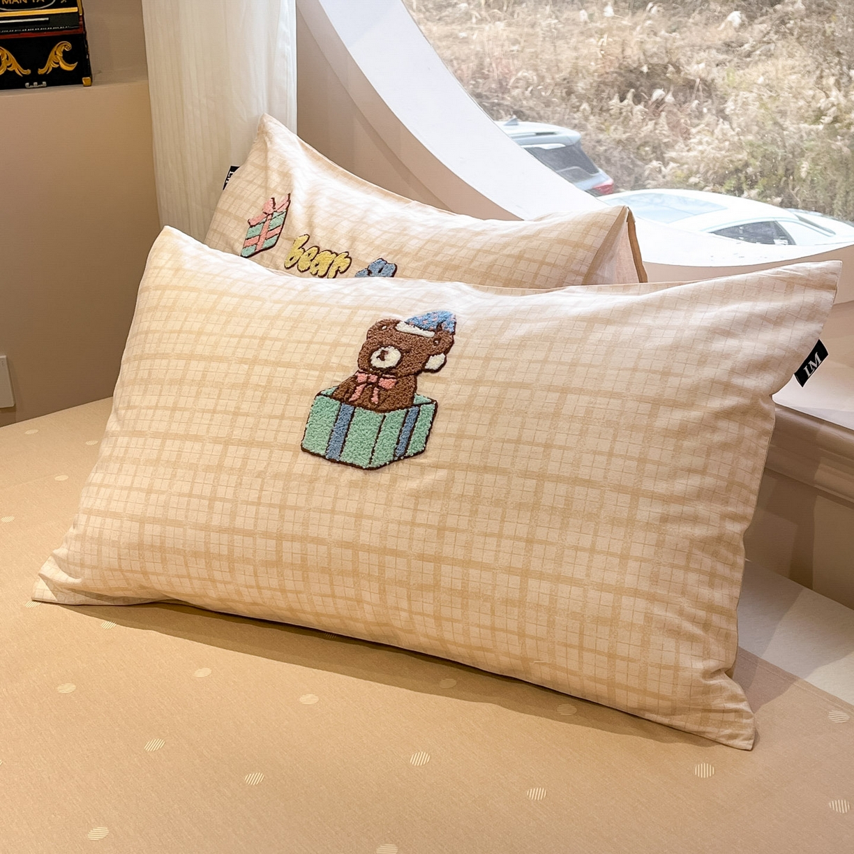 91家纺网 家纺一手货源 找家纺 乐美家纺 2026新款春夏软萌全棉毛巾绣系列四件套 冬日小熊