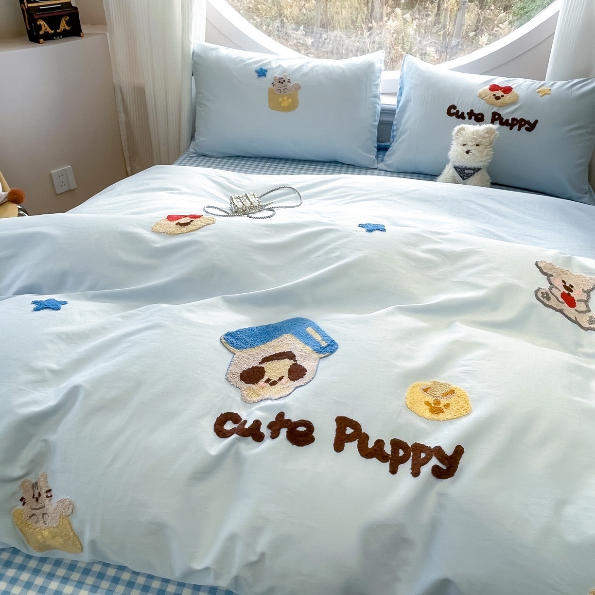 91家纺网 家纺一手货源 找家纺 乐美家纺 2026新款春夏软萌全棉毛巾绣系列四件套 房子小狗狗