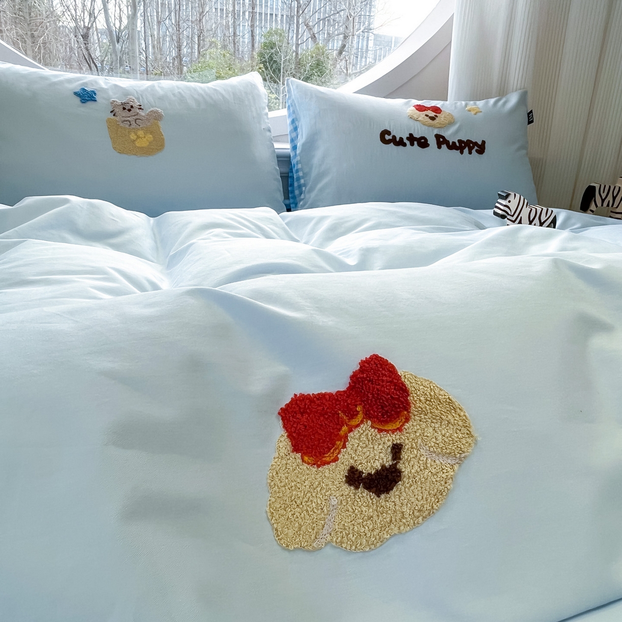 91家纺网 家纺一手货源 找家纺 乐美家纺 2026新款春夏软萌全棉毛巾绣系列四件套 房子小狗狗