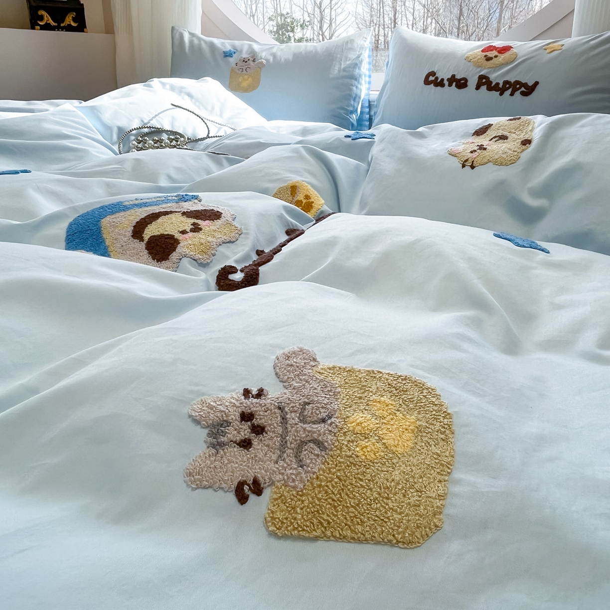 91家纺网 家纺一手货源 找家纺 乐美家纺 2026新款春夏软萌全棉毛巾绣系列四件套 房子小狗狗