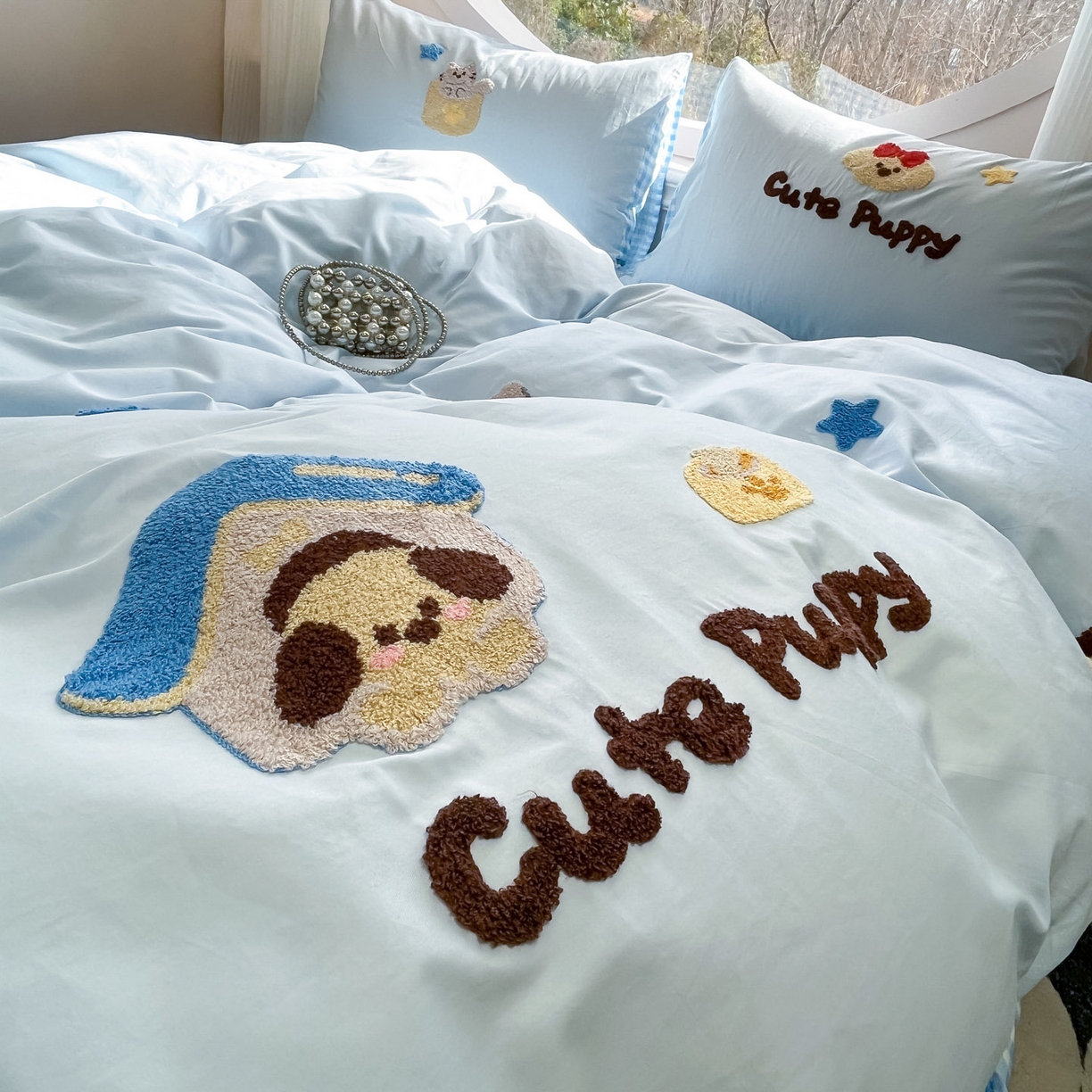 91家纺网 家纺一手货源 找家纺 乐美家纺 2026新款春夏软萌全棉毛巾绣系列四件套 房子小狗狗