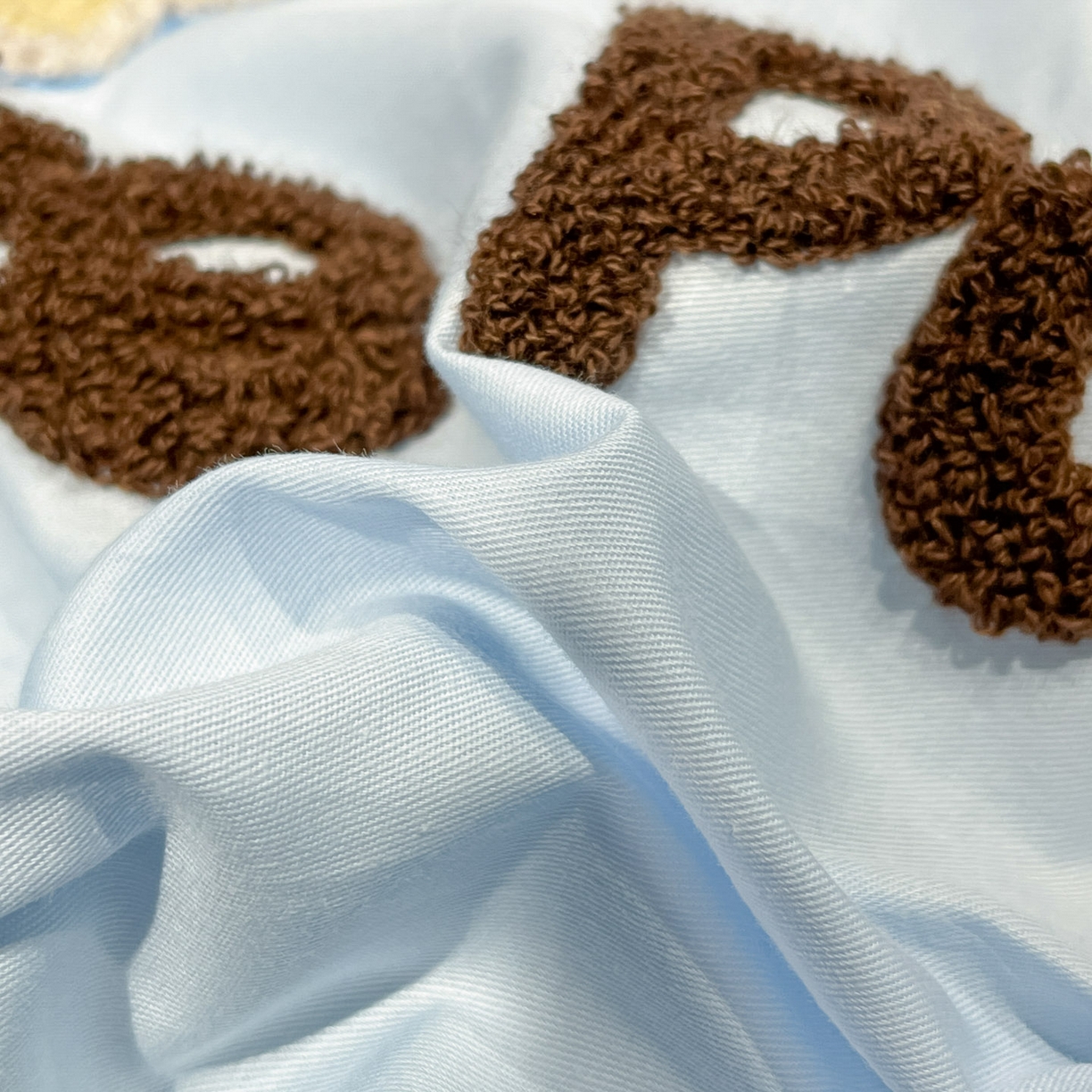 91家纺网 家纺一手货源 找家纺 乐美家纺 2026新款春夏软萌全棉毛巾绣系列四件套 房子小狗狗