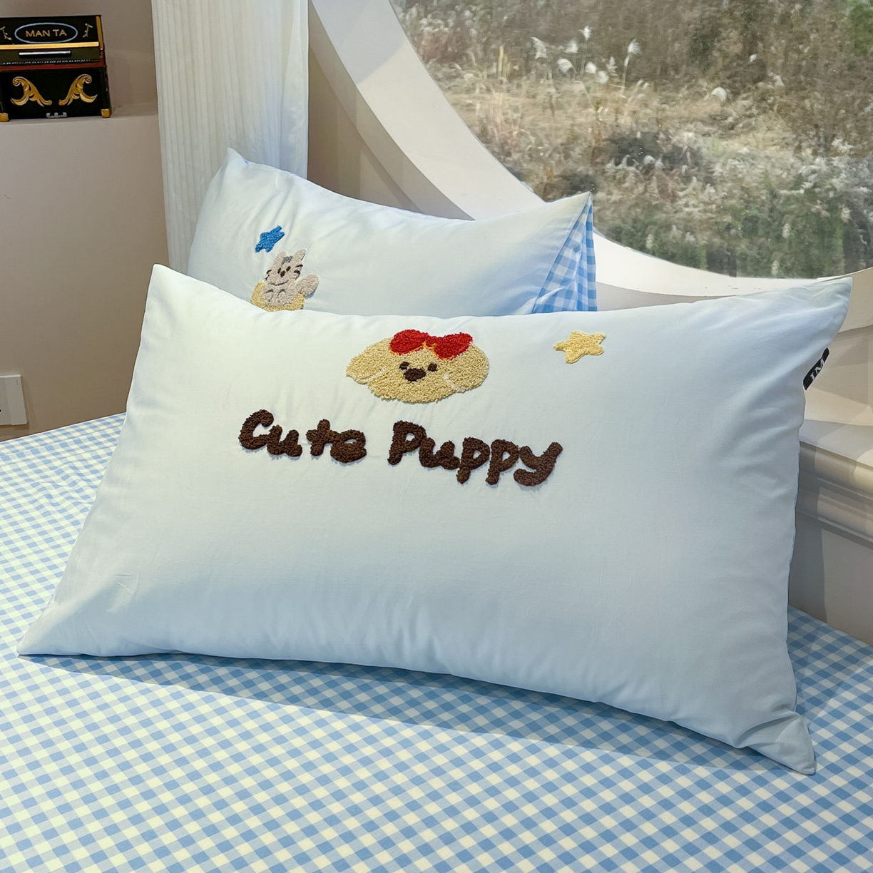 91家纺网 家纺一手货源 找家纺 乐美家纺 2026新款春夏软萌全棉毛巾绣系列四件套 房子小狗狗