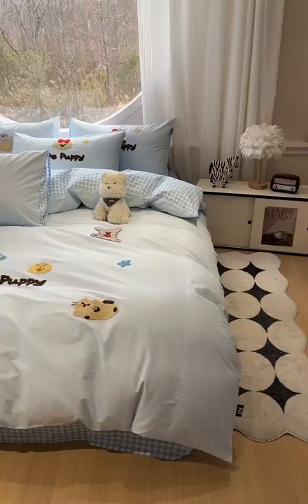 91家纺网 家纺一手货源 找家纺 乐美家纺 2026新款春夏软萌全棉毛巾绣系列四件套 房子小狗狗