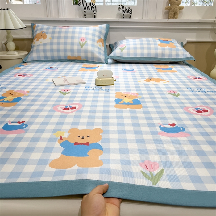 91家纺网 家纺一手货源 找家纺 布凡家居 2026新款卡通冰丝印花凉席 花间小熊