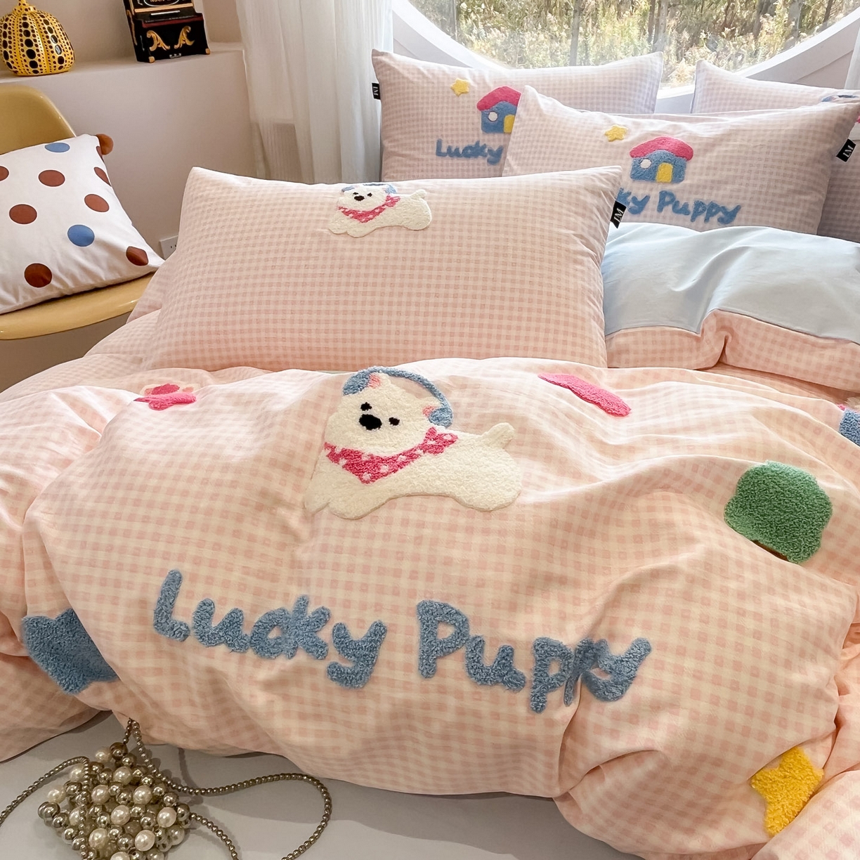 91家纺网 家纺一手货源 找家纺 乐美家纺 2026新款春夏软萌全棉毛巾绣系列四件套 西高地房子