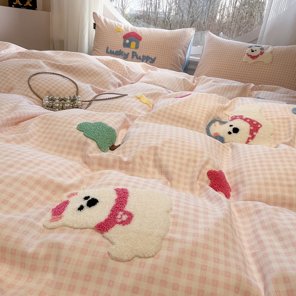 91家纺网 家纺一手货源 找家纺 乐美家纺 2026新款春夏软萌全棉毛巾绣系列四件套 西高地房子