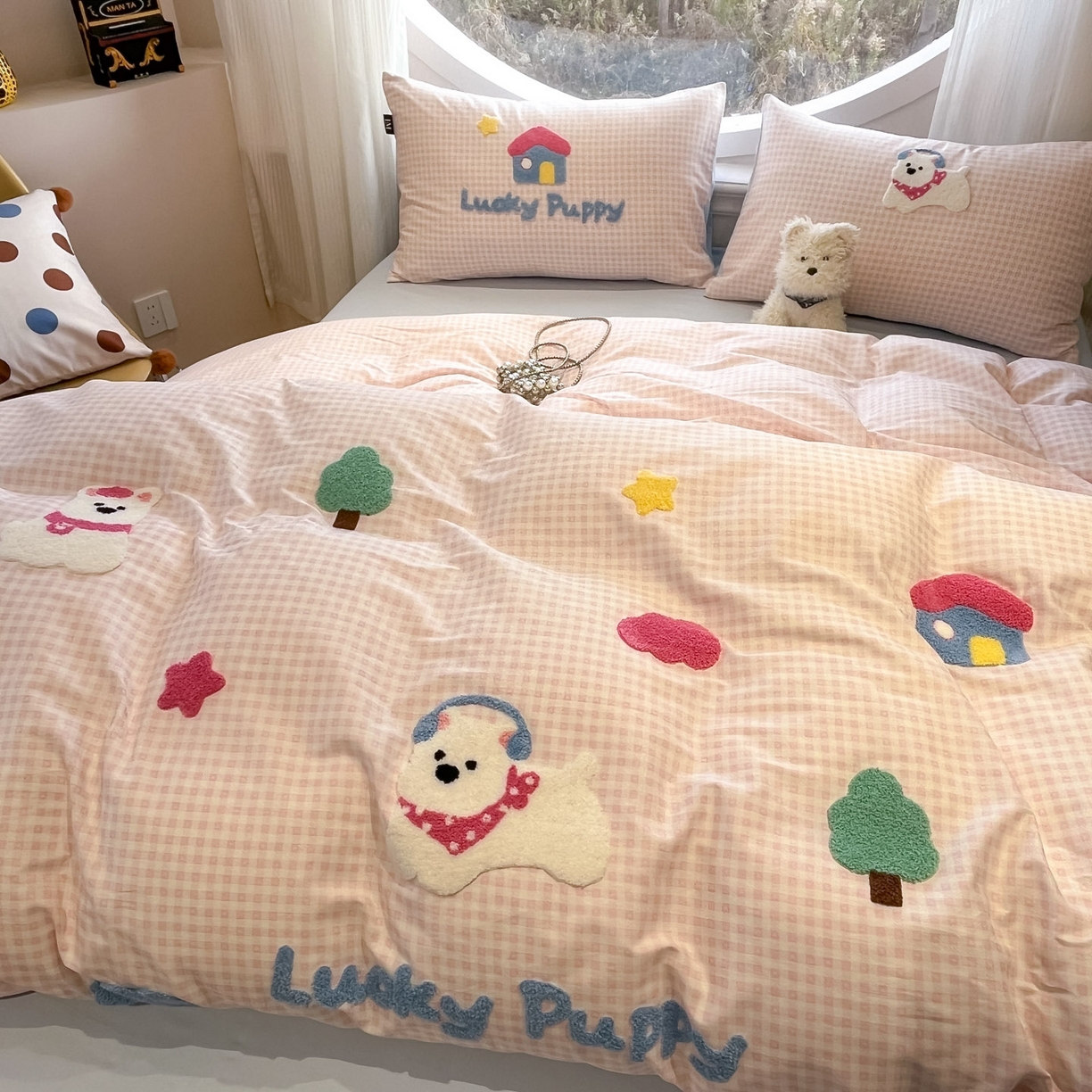 91家纺网 家纺一手货源 找家纺 乐美家纺 2026新款春夏软萌全棉毛巾绣系列四件套 西高地房子