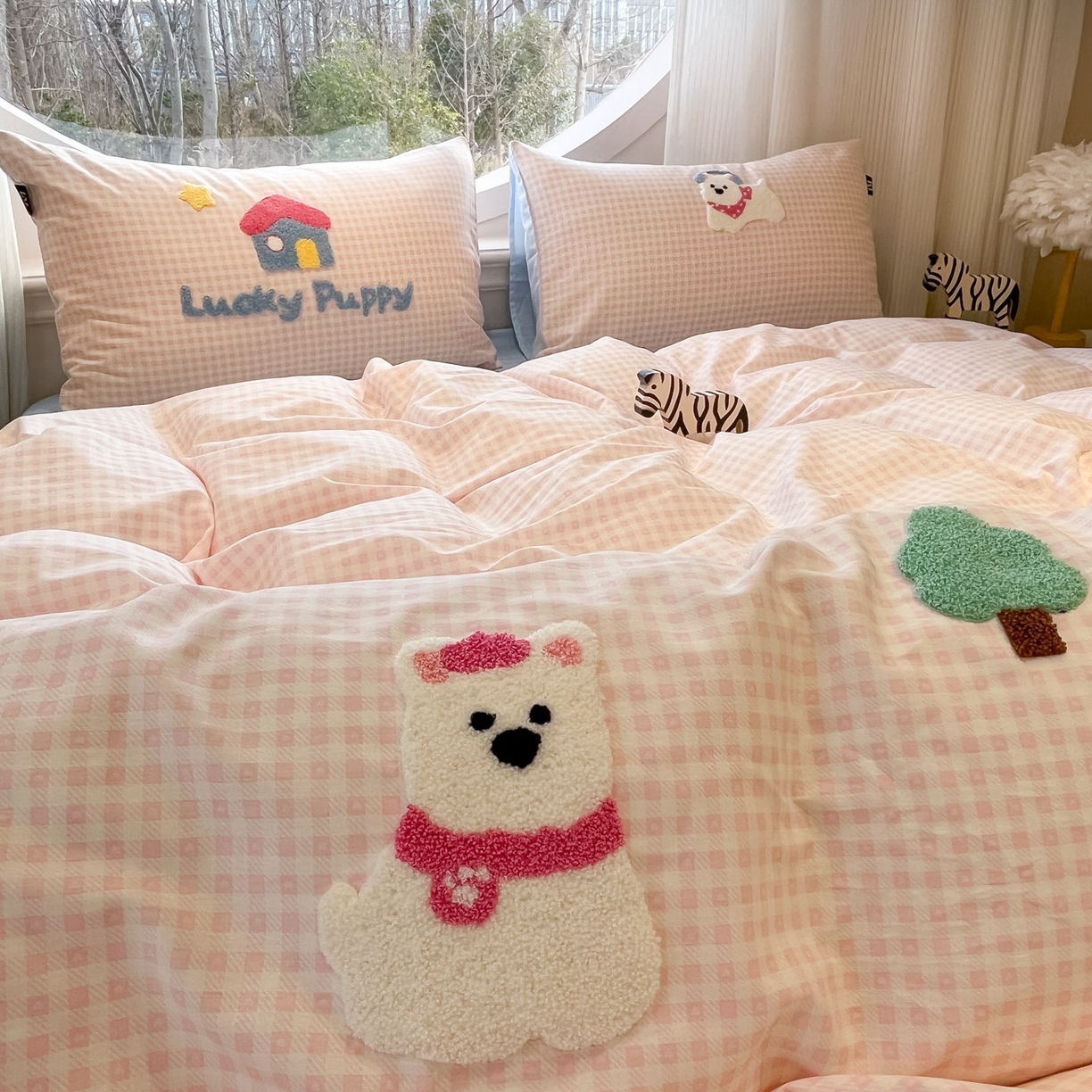 91家纺网 家纺一手货源 找家纺 乐美家纺 2026新款春夏软萌全棉毛巾绣系列四件套 西高地房子