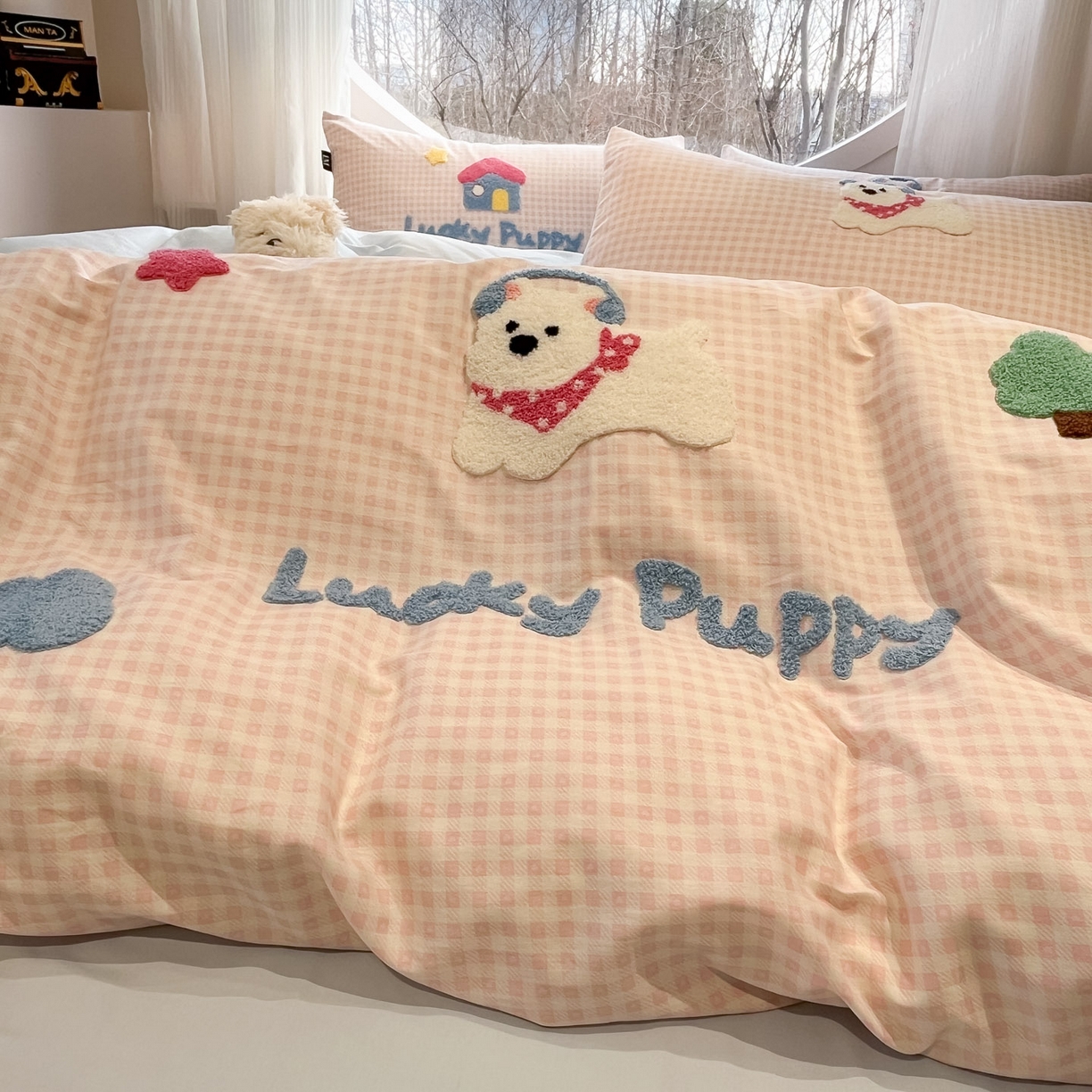 91家纺网 家纺一手货源 找家纺 乐美家纺 2026新款春夏软萌全棉毛巾绣系列四件套 西高地房子