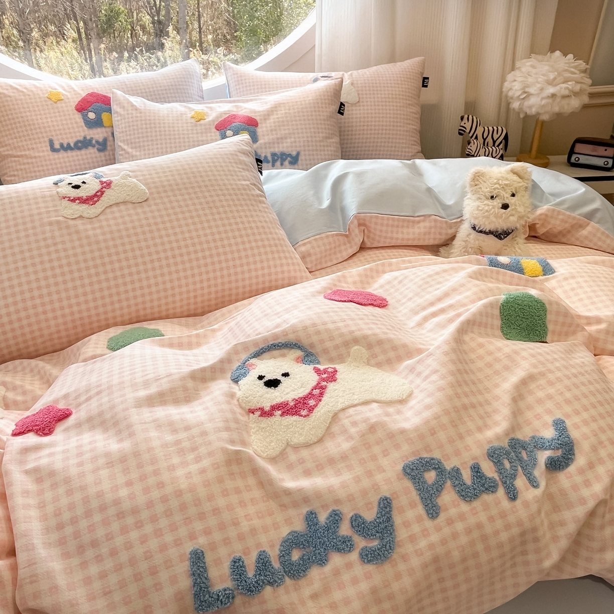 91家纺网 家纺一手货源 找家纺 乐美家纺 2026新款春夏软萌全棉毛巾绣系列四件套 西高地房子