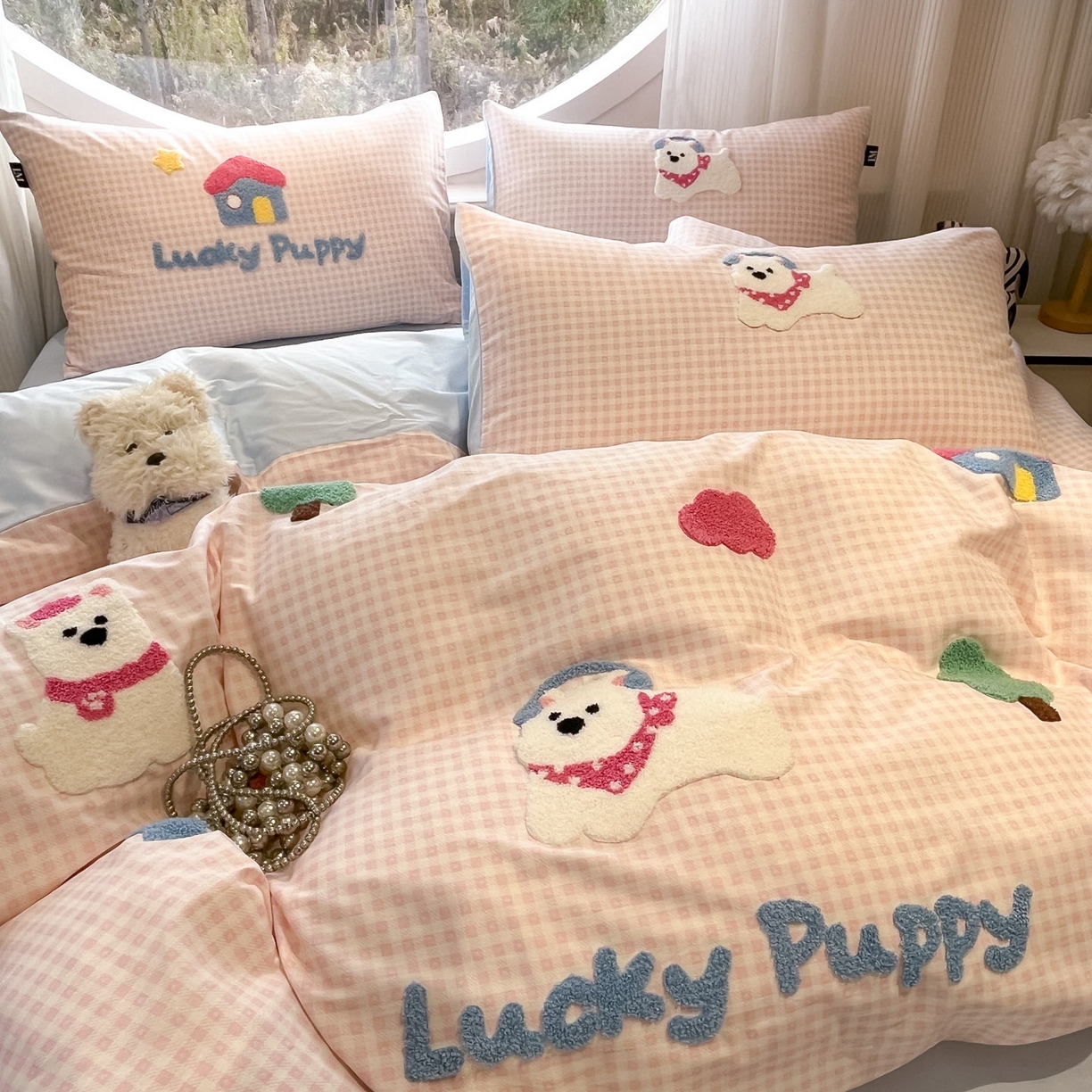 91家纺网 家纺一手货源 找家纺 乐美家纺 2026新款春夏软萌全棉毛巾绣系列四件套 西高地房子