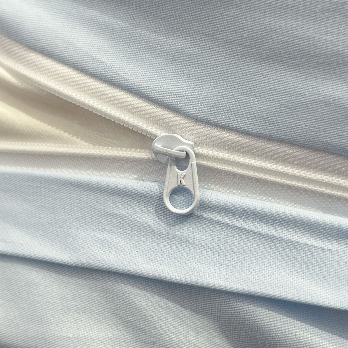 91家纺网 家纺一手货源 找家纺 乐美家纺 2026新款春夏软萌全棉毛巾绣系列四件套 西高地房子