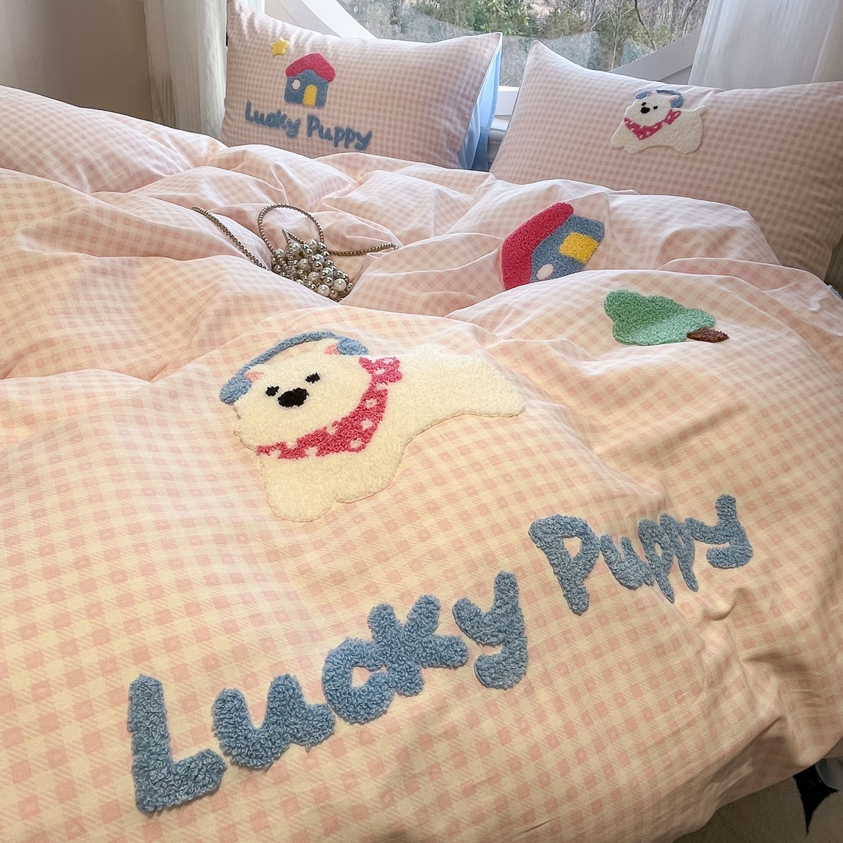 91家纺网 家纺一手货源 找家纺 乐美家纺 2026新款春夏软萌全棉毛巾绣系列四件套 西高地房子